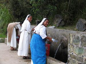 La source du Mt. Dore filling up bottles
